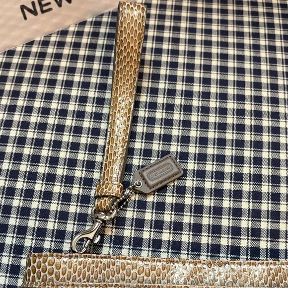 Coach Madison wristlet, limited edition in a  pleated satin design - Picture 4 of 14